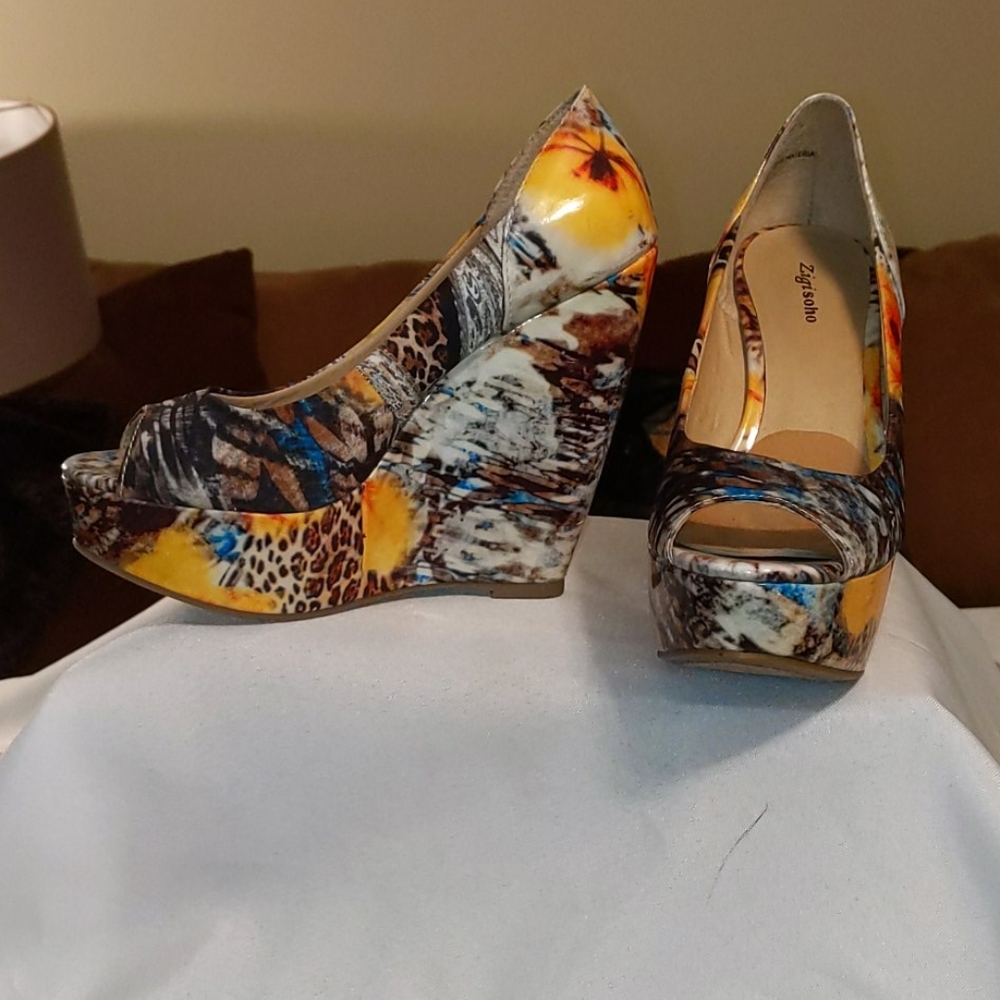 Super cute !! Zigi Soho platform wedge